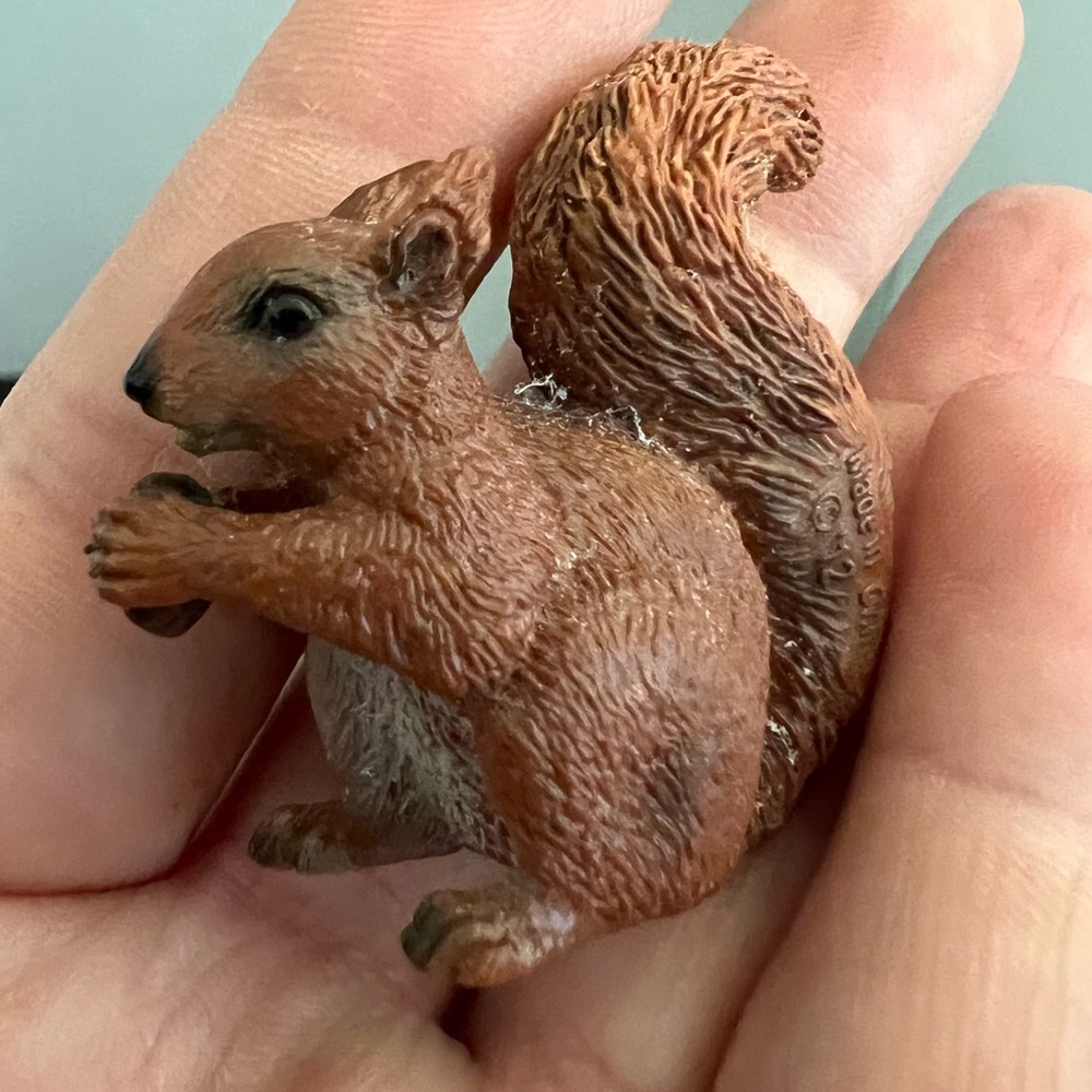 Schleich RED SQUIRREL w/NUT Acorn Sitting Retired Animal Figure 2002